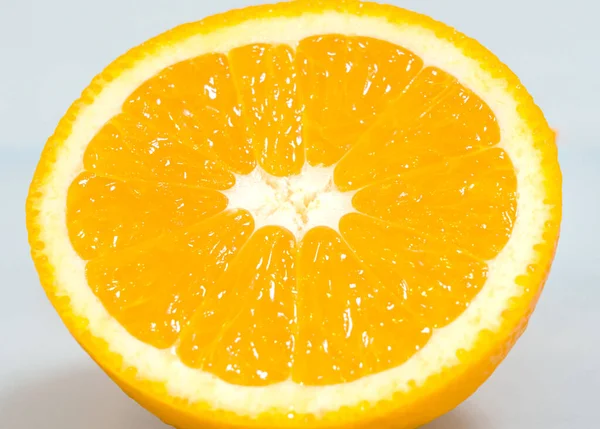白い背景の上の新鮮な甘いオレンジ — ストック写真