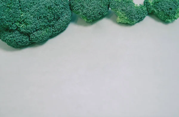 Broccoli freschi su sfondo bianco — Foto Stock