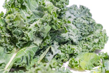 Beyaz arka plan üzerinde taze lahana yaprakları