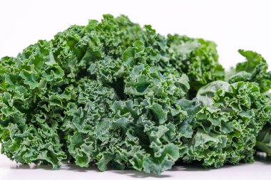 Beyaz arka plan üzerinde taze lahana yaprakları