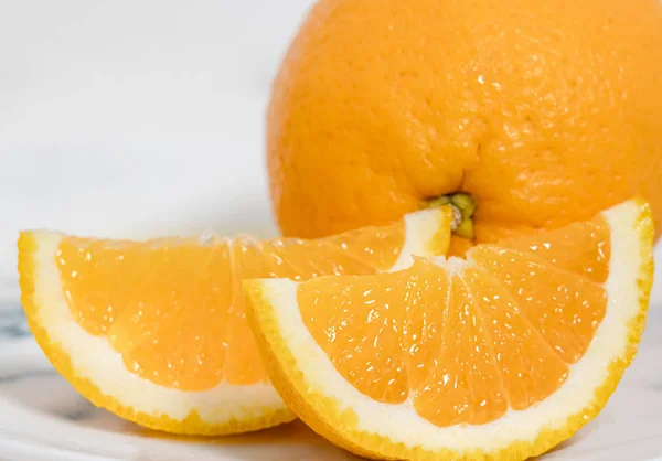 Świeże pomarańczowe tło; pomarańczowy na białym tle — Zdjęcie stockowe