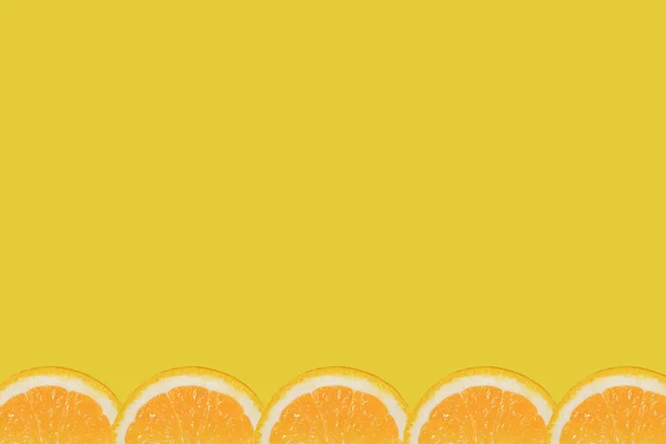 Fundo laranja fresco; laranja sobre fundo amarelo — Fotografia de Stock
