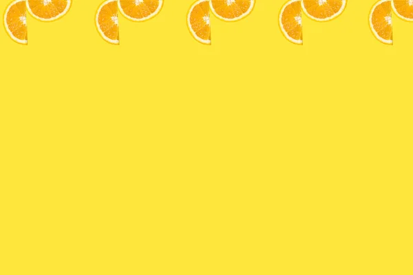 Fondo naranja fresco; naranja sobre fondo amarillo —  Fotos de Stock