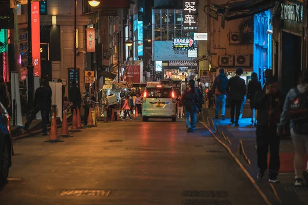 Ночная жизнь района Лань Квай Фонг в центре Гонконга — стоковое фото