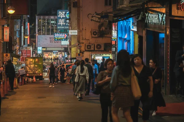 Lan Kwai Fong distrito de vida nocturna en el centro de Hong Kong — Foto de Stock