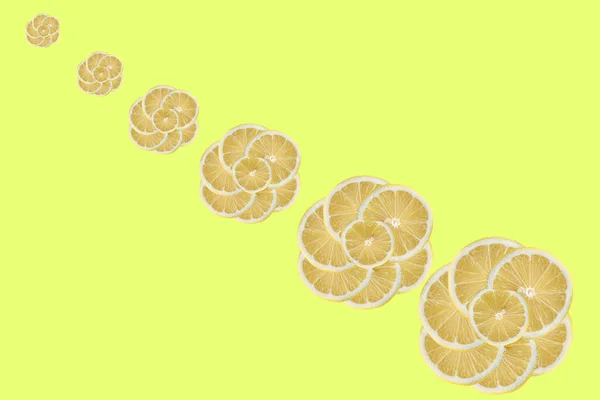 Padrão de frutas limão no fundo amarelo — Fotografia de Stock