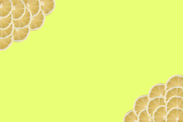 黄色の背景にレモンの実のパターン — ストック写真