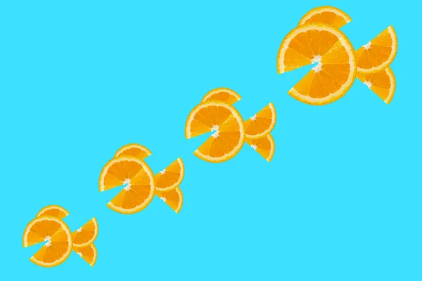 新鮮なオレンジのパターン;青の背景にオレンジ — ストック写真