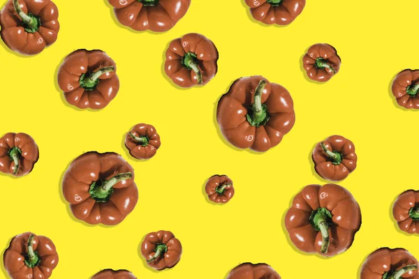 黄色背景的鲜红胡椒粉 — 图库照片