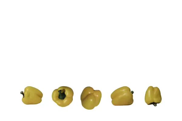 Pimenta amarela fresca no fundo branco — Fotografia de Stock