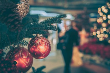 Alışveriş merkezinde Noel ağacı süslemesi; eski tarz