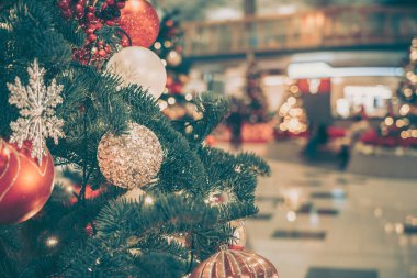 Alışveriş merkezinde Noel ağacı süslemesi; eski tarz