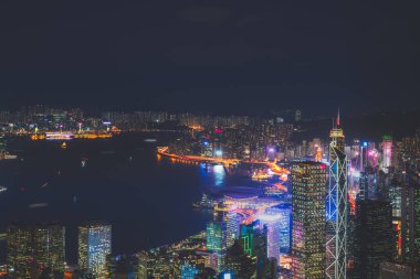 Geceleri Hong Kong şehrinin silueti yükseliyor. Victoria tepesinden görünüm