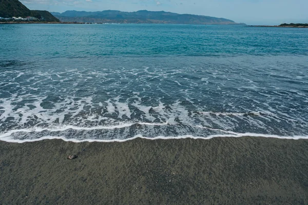 Weiche Welle am Sandstrand. Hintergrund — Stockfoto