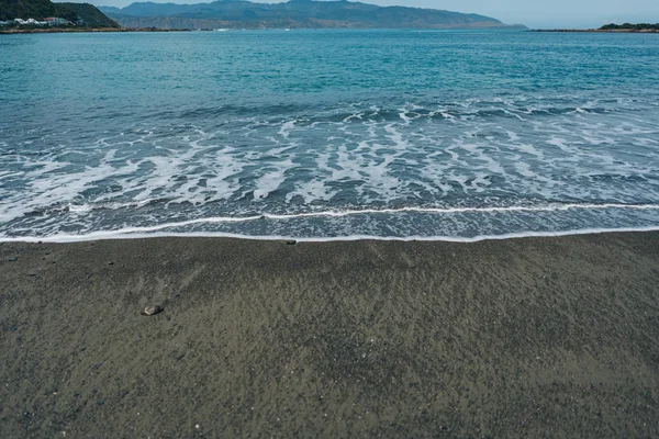 Weiche Welle am Sandstrand. Hintergrund — Stockfoto