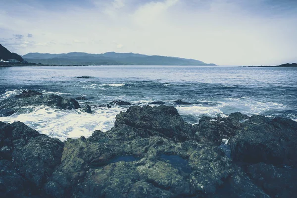 Пляжная скала и камень, чтобы показать на фоне пляжа — стоковое фото