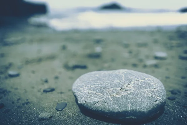 Zen rotsen op een zandstrand — Stockfoto