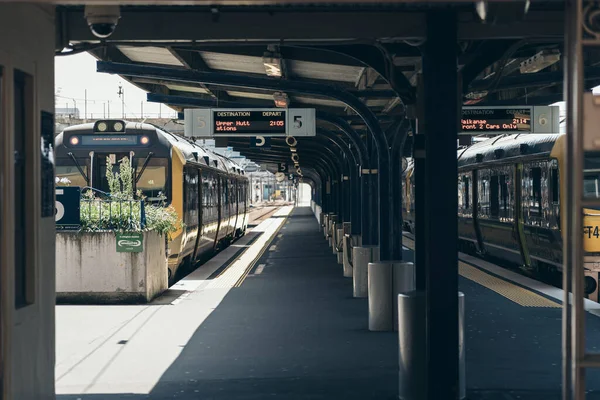 Ludzie przejeżdżający przez dworzec kolejowy Wellington, — Zdjęcie stockowe