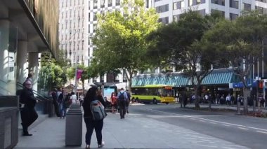 Wellington, Yeni Zelanda, Şubat 05, 2020: Yeni Zelanda 'nın başkentindeki Wellington City caddeleri, yaya ve trafik yavaş çekimde.