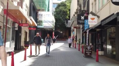 Wellington, Yeni Zelanda, Şubat 05, 2020: Yeni Zelanda 'nın başkentindeki Wellington City caddeleri, yaya ve trafik yavaş çekimde.