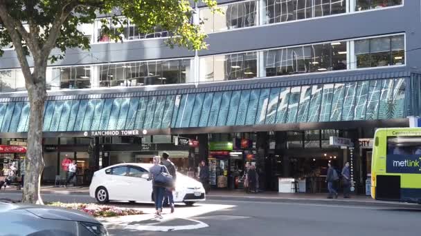 Wellington, Nya Zeeland, Feb 05, 2020: Downtown Wellington City gator i huvudstaden i Nya Zeeland, slow motion av fotgängare och trafik. — Stockvideo