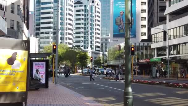Веллингтон, Новая Зеландия, FEB 05, 2020: Downtown Wellington City streets in the capital of New Zealand, slow motion of pedestrians and traffic . — стоковое видео