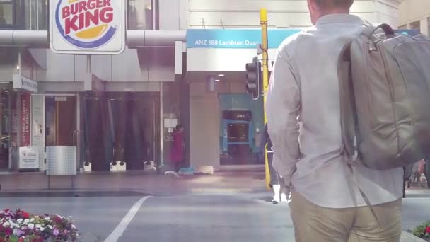 Wellington, Nueva Zelanda, 05 de FEB de 2020: Calles del centro de Wellington City en la capital de Nueva Zelanda, movimiento lento de peatones y tráfico . — Vídeos de Stock