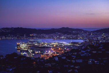 Wellington limanı şehir manzarası gece gün batımından sonra