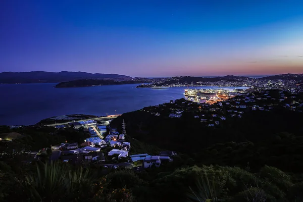 Paysage urbain du port de Wellington la nuit après le coucher du soleil — Photo