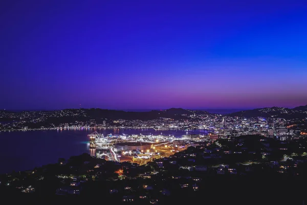 Wellington Harbor cityscape v noci po západu slunce — Stock fotografie