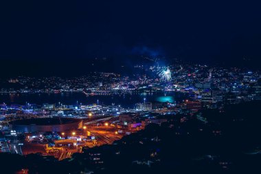 Wellington şehir manzarası ve havai fişekler; Wellington suyu New York 'a bakıyor
