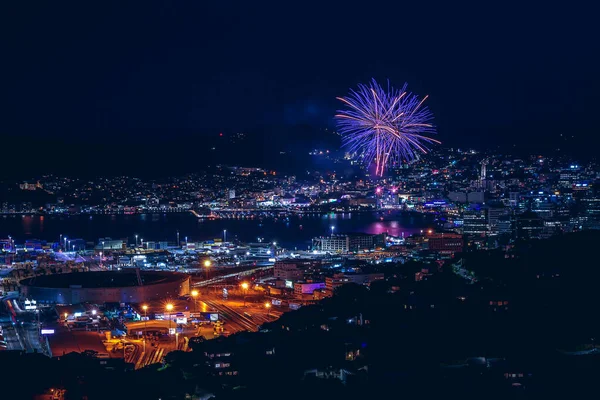 Wellington şehir manzarası ve havai fişekler; Wellington suyu New York 'a bakıyor