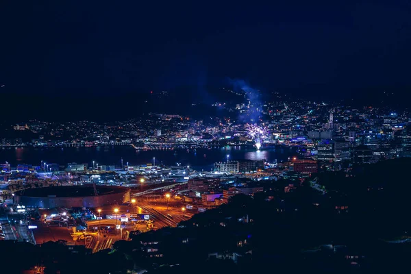 Wellington stadsgezicht en vuurwerk; Wellington water front New Y — Stockfoto
