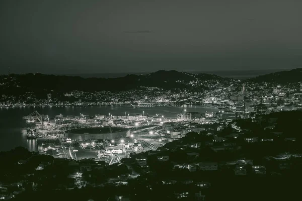 Paysage urbain du port de Wellington la nuit après le coucher du soleil ; noir et blanc — Photo