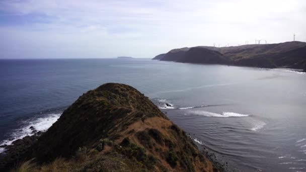 Sea Waves and Rocks; fundo da natureza; vídeo 4K — Vídeo de Stock