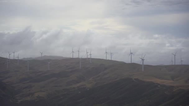 Vídeo Fazenda Moinhos Vento Para Produção Energia Terras Altas Nova — Vídeo de Stock