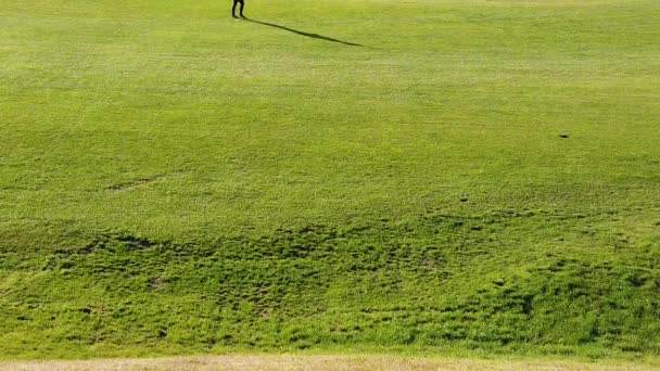 Mouvement lent des gens marchent dans le parc pendant un beau coucher de soleil — Video