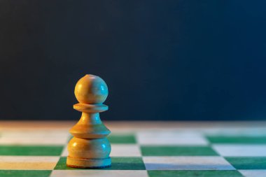 Oyun Tahtasında Satranç Parçalarının Resmi; 