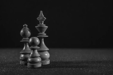 Oyun Tahtasında Satranç Parçalarının Resmi; siyah ve beyaz stili