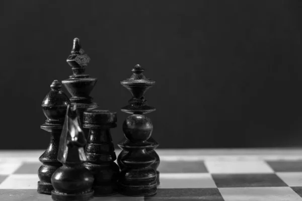 Oyun Tahtasında Satranç Parçalarının Resmi Siyah Beyaz Stili — Stok fotoğraf