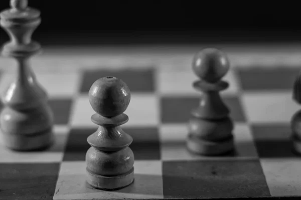 Oyun Tahtasında Satranç Parçalarının Resmi Siyah Beyaz Stili — Stok fotoğraf