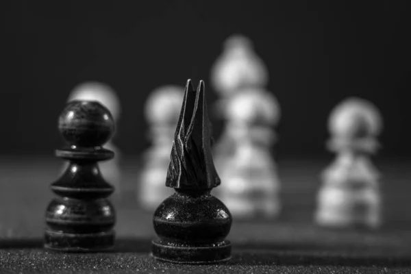 チェス駒のイメージゲームのためのボード上の 黒と白のスタイル — ストック写真