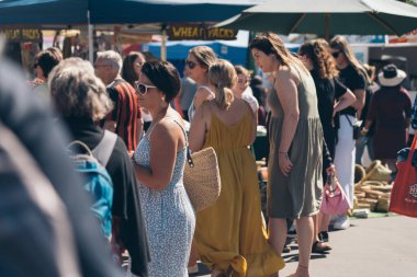 Wellington, Yeni Zelanda, 07 Mart 2020: Rotary Martinborough Fuarı 2020; İnsanlar açık hava pazarında güneşli günün tadını çıkarıyorlar