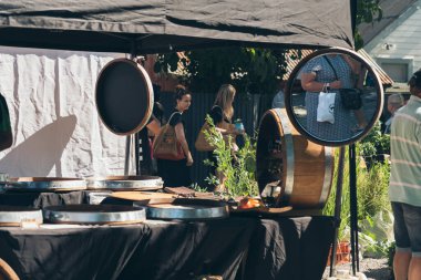 Wellington, Yeni Zelanda, 07 Mart 2020: Rotary Martinborough Fuarı 2020; İnsanlar açık hava pazarında güneşli günün tadını çıkarıyorlar
