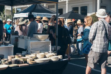 Wellington, Yeni Zelanda, 07 Mart 2020: Rotary Martinborough Fuarı 2020; İnsanlar açık hava pazarında güneşli günün tadını çıkarıyorlar