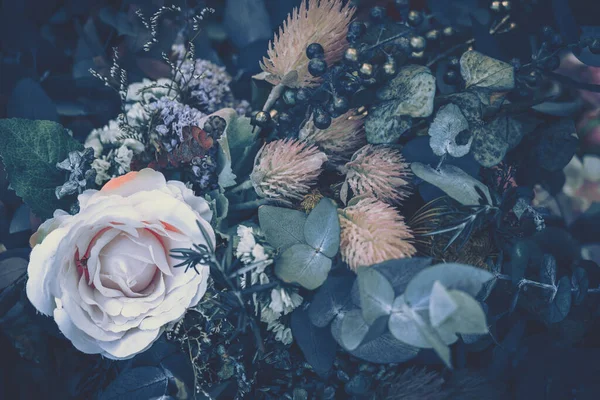 Piękne Sztuczne Kwiaty Róży Tło Styl Vintage — Zdjęcie stockowe