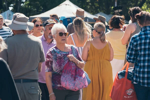 Wellington, Yeni Zelanda, 07 Mart 2020: Rotary Martinborough Fuarı 2020; İnsanlar açık hava pazarında güneşli günün tadını çıkarıyorlar