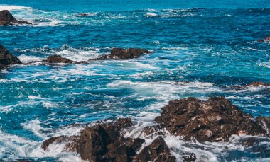 Deniz dalgası ve kaya; doğal arkaplan