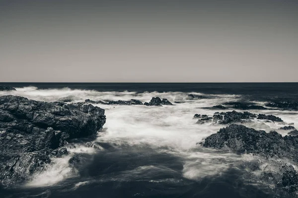 Bela Paisagem Marinha Longa Exposição Estilo Preto Branco — Fotografia de Stock