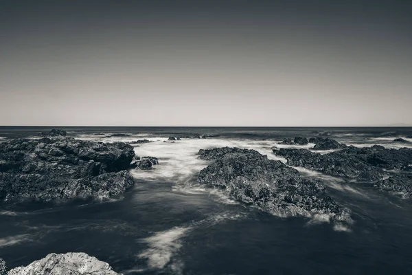 Bela Paisagem Marinha Longa Exposição Estilo Preto Branco — Fotografia de Stock